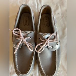 Light gray wood sparkle on the sides Sperry topsiders size 10